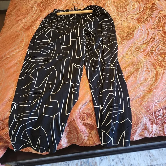 SHEIN Black and White Geometric Top - Picture 2 of 9